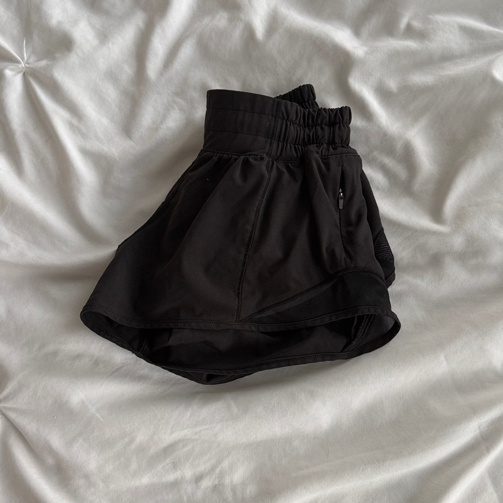 Black lululemon hotty hot shorts 2.5 inch